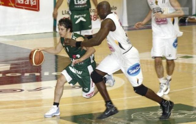 Atenas le gan� a Libertad y sube