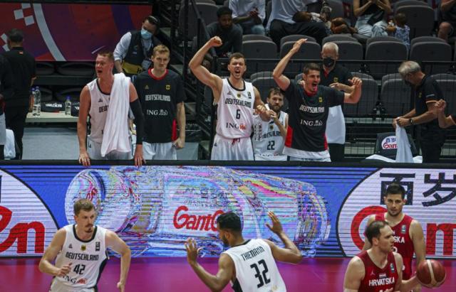 Afuera el anfitri�n