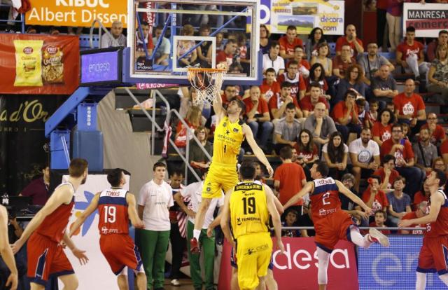 Una levanta, el otro todav�a no