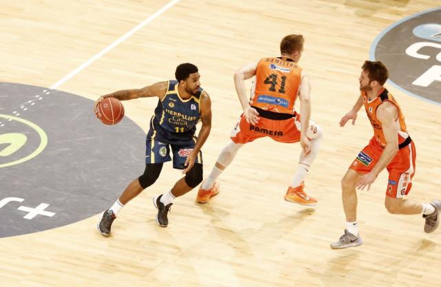 La marea amarilla remonta al l�der