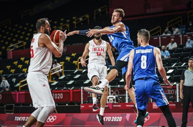 Termin� pidiendo la hora