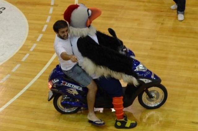 Un periodista le gan� la moto a Sionista