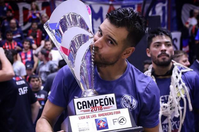 Comu sigue arm�ndose fuerte: fich� a Safar