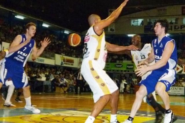 Regatas fue un vendaval y arras� a Libertad