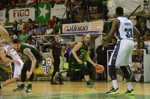 Aprovech� las ausencias y gole�