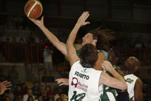 Atenas venci� a Gimnasia y sigue como �nico l�der