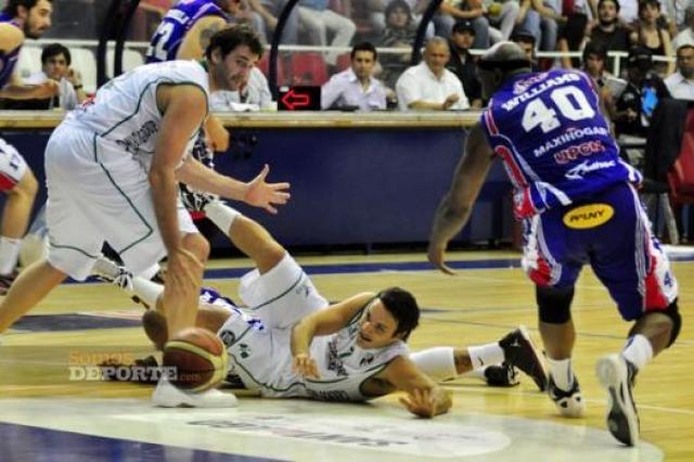 Atenas dio vuelta un partido incre�ble y se llev� todo