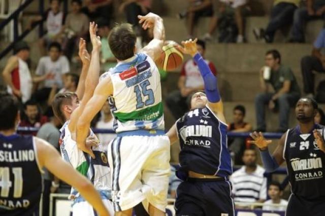 Regatas derrot� a Malv�n en el debut en Brasilia