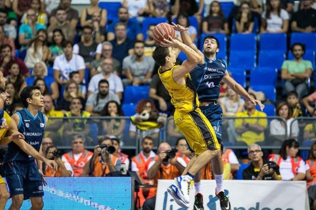 Rep�ker de punta, as griego y ganan las blancas