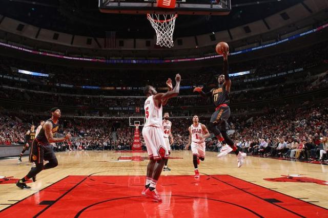 Atlanta gan� en Chicago y est� en playoffs