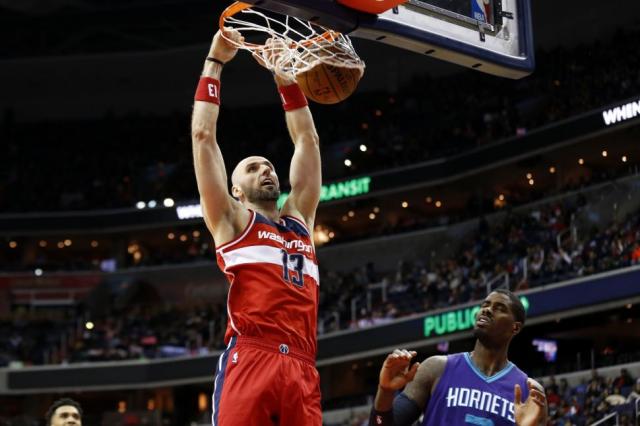 Gortat sac� la cara por Washington
