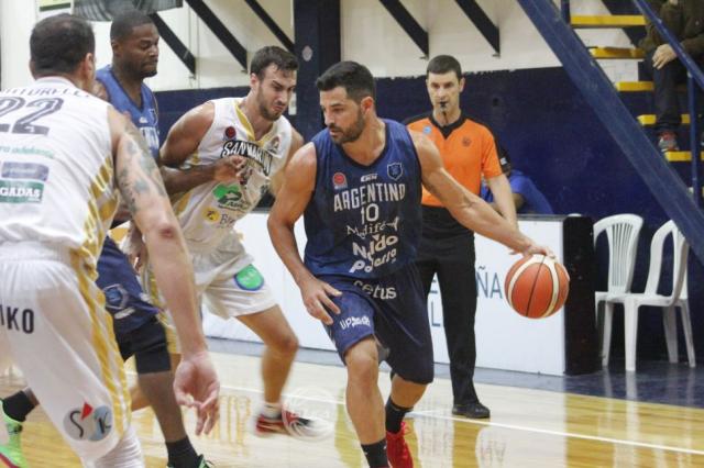 San Mart�n no se baja de la punta