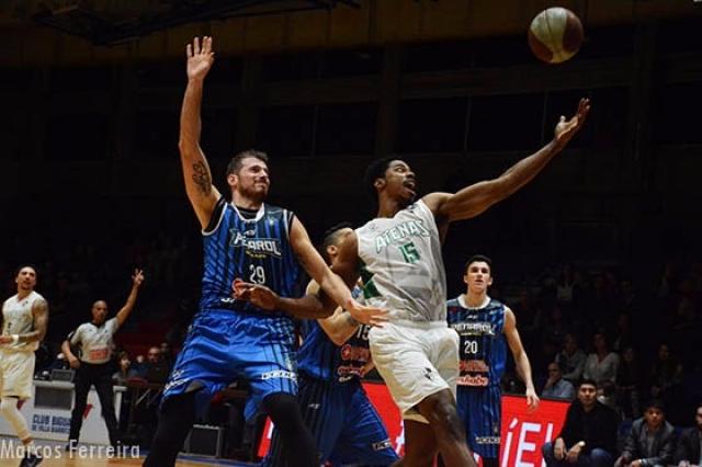 Atenas campe�n en Uruguay