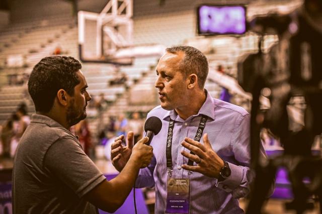 Mano a mano con el gur� del b�squet femenino