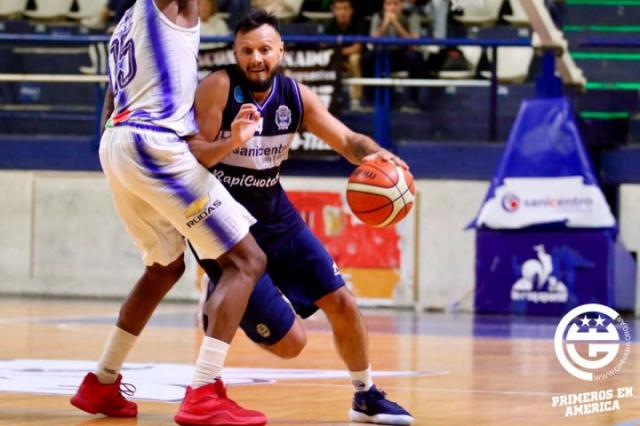 El Lobo aull� en el cierre y sali� del fondo