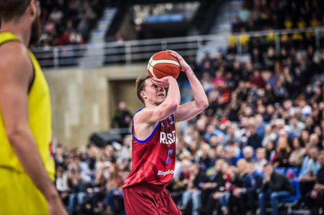 Espa�a recibi� una goleada e Italia lidera en su grupo