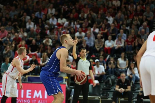 Espa�a recibi� una goleada e Italia lidera en su grupo