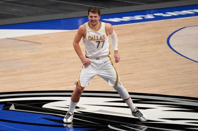 Luka Doncic brill� en victoria de Mavericks