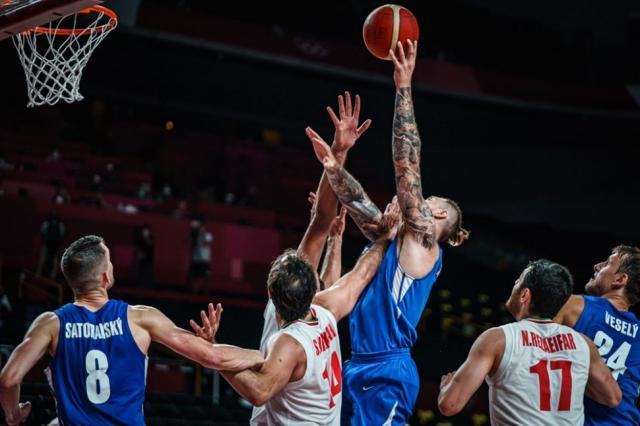 Termin� pidiendo la hora