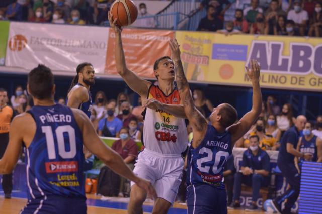 Lo llev� a su terreno