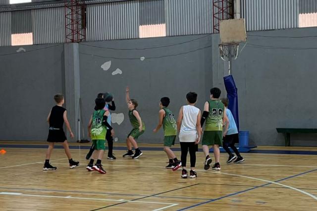 Celeste de coronaci�n, homenaje y mini b�squet