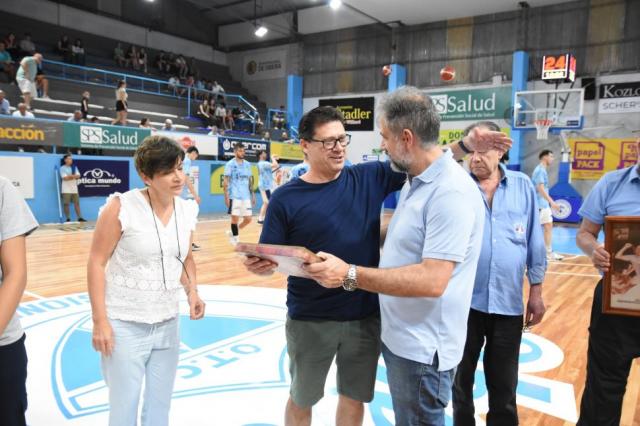 Celeste de coronaci�n, homenaje y mini b�squet