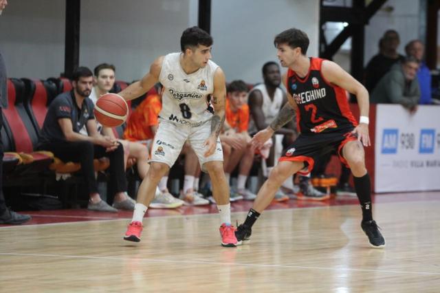 Le tir� los pergaminos