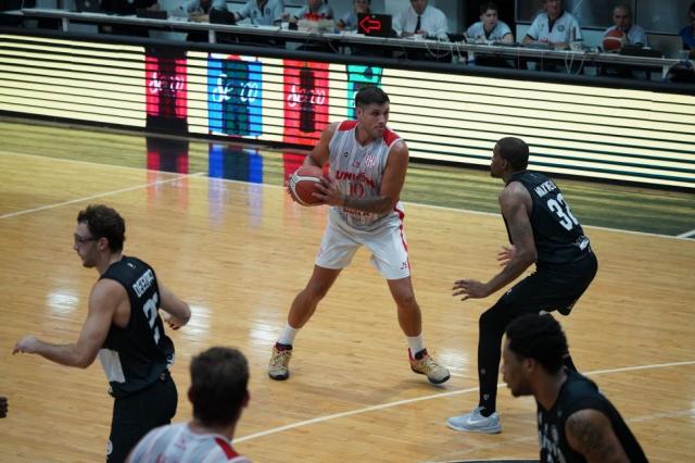 Uni�n gan� de visita y sigue entre los 8