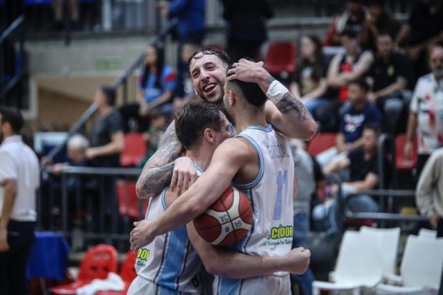 Celeste aunque le cueste