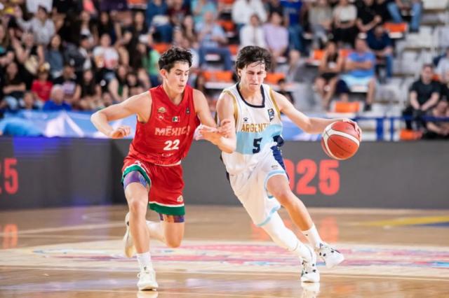 Sonrisa ante el local