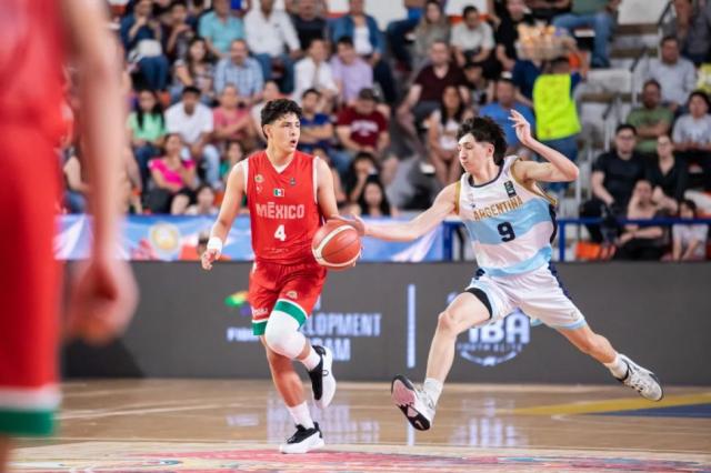 Sonrisa ante el local