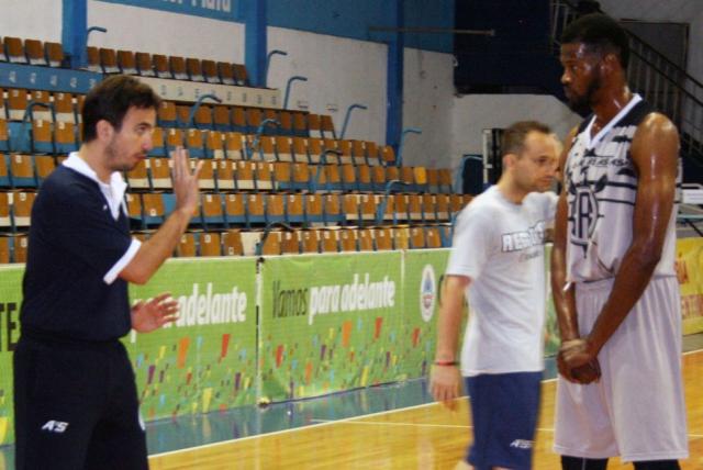 Gary Flowers se sum� a Regatas