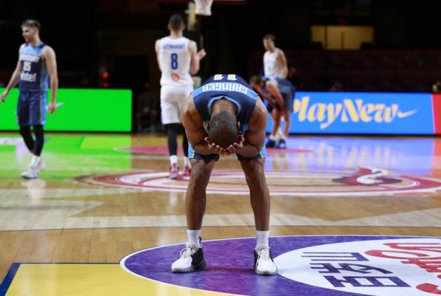 Se qued� en la puerta