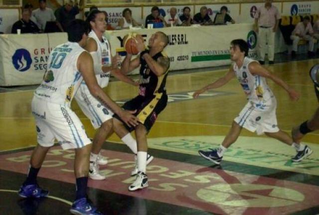 Libertad baj� a Pe�arol y se subi� a la punta