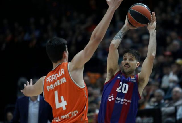 Otra ca�da para el l�der