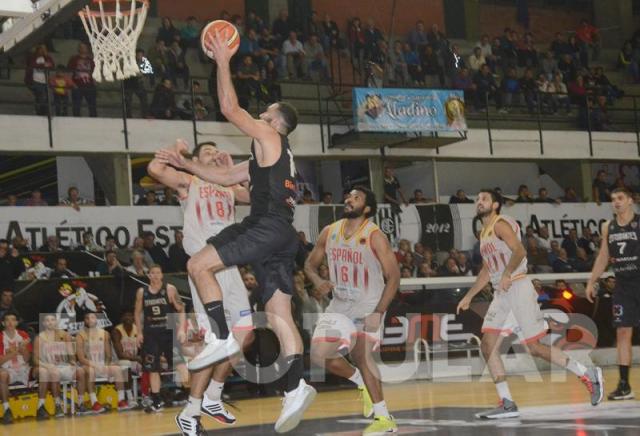 Soport� la embestida