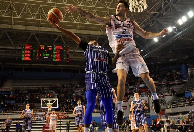 Pe�arol puso primera con una victoria en el cl�sico