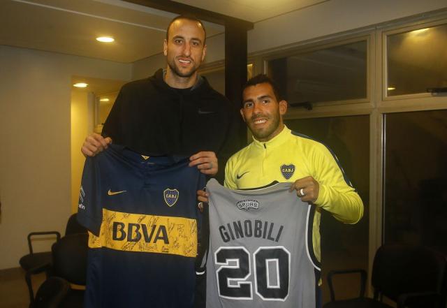 Gin�bili de visita en La Boca