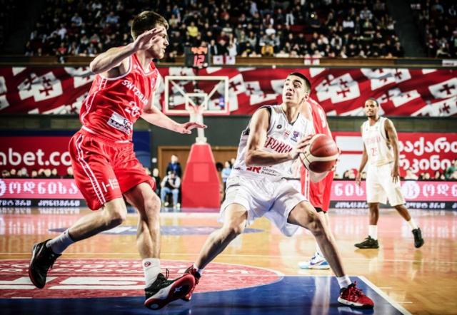 Espa�a y Serbia comenzaron con el pie derecho