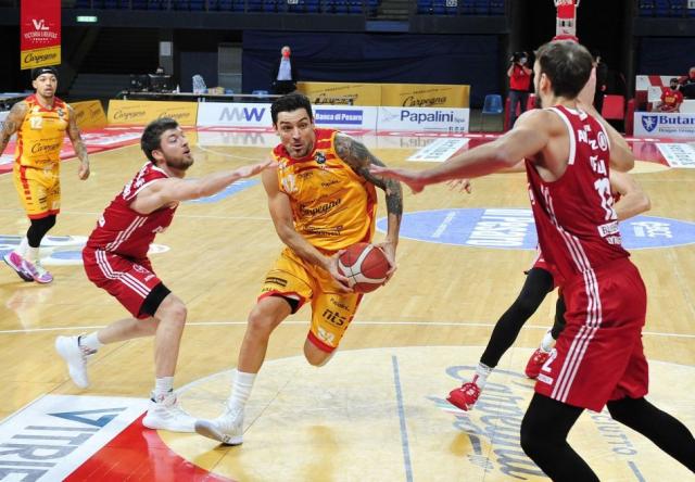 Pesaro se qued� con el duelo criollo
