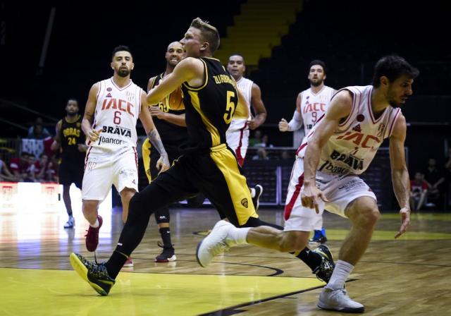 Lo sac� de la galera