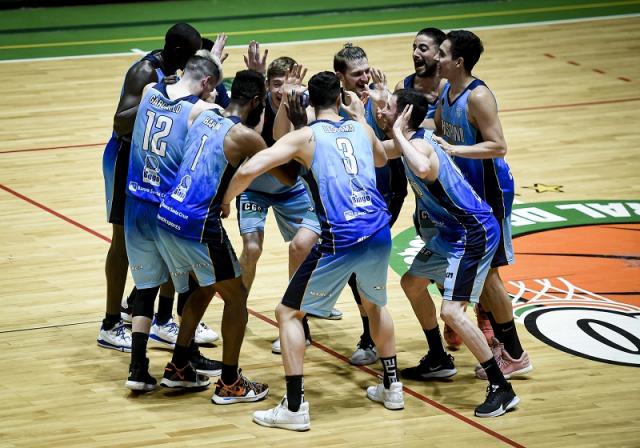 Rindi� y cumpli�