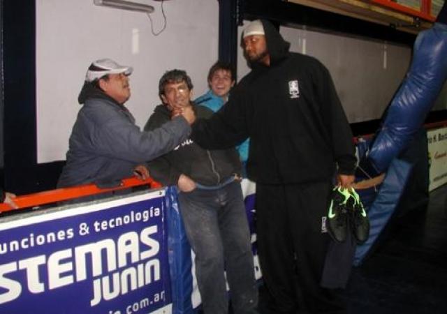 Debut� Kavon Lytch y gan� Argentino