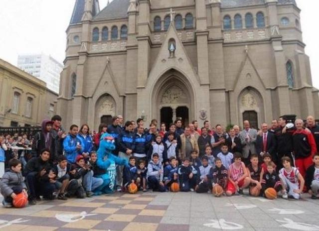 Pe�arol y Quilmes participaron del �Si al Cl�sico... No a la violencia�