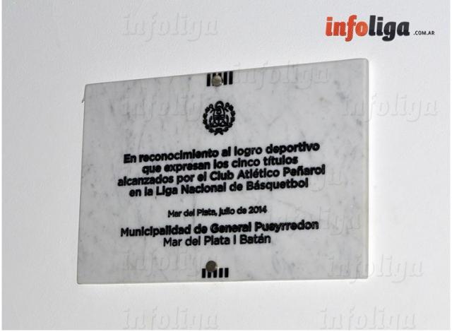 Reconocimiento a Pe�arol en el Polideportivo