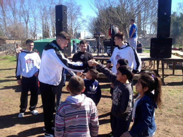 Ciclista festej� el d�a del ni�o visitando un comedor