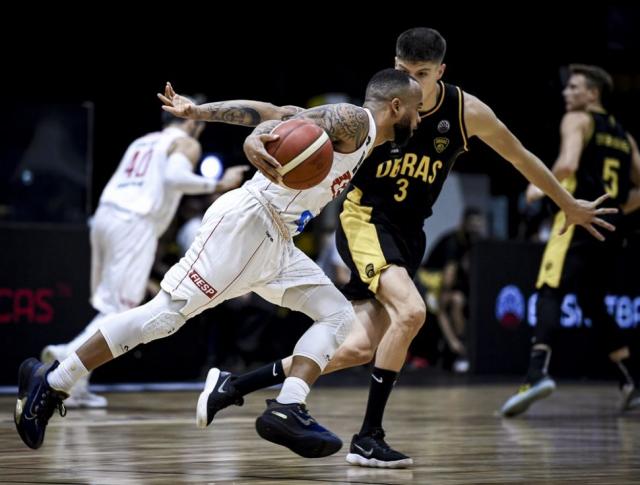 Se qued� en la puerta