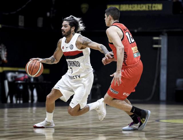 Reapareci� en escena