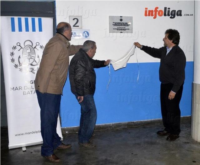 Reconocimiento a Pe�arol en el Polideportivo