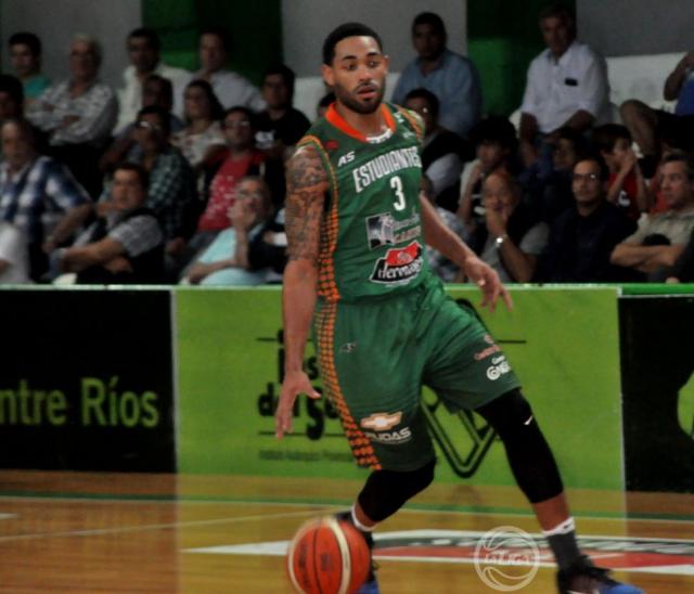 Estudiantes va a la caza del puntero